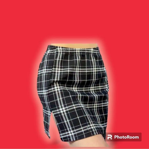 Small black and white plaid skater style mini skirt - Picture 4 of 4